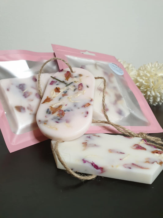 Handmade wax air fresheners with dried flowers, aesthetic botanical design, perfect for eco-friendly gifts or drawer and wardrobe fragrance.